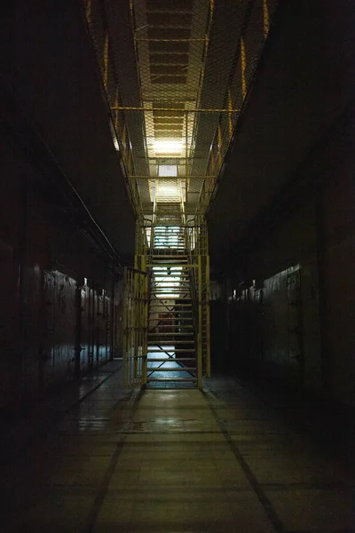 Ένας Σκοτεινός Διάδρομος Και Μεταλλικές Σκάλες Μια Παλιά Φυλακή — Φωτογραφία Αρχείου