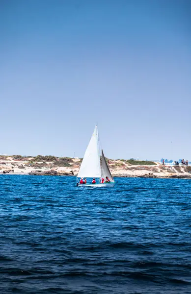 Blick Auf Ein Segelboot Blauen Meer — Stockfoto