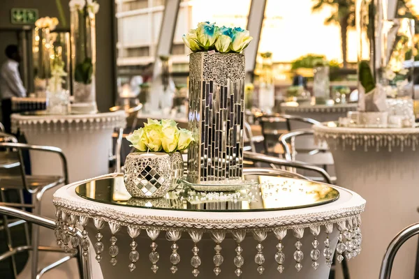 Krásné Skleněné Vázy Dekoracemi Stolech Kovovými Židlemi Restauraci — Stock fotografie