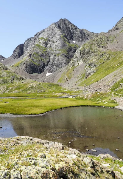 Vertikální Záběr Rybník Pyrenejské Haute Route Dálkové Stezce Vysoké Úrovni — Stock fotografie