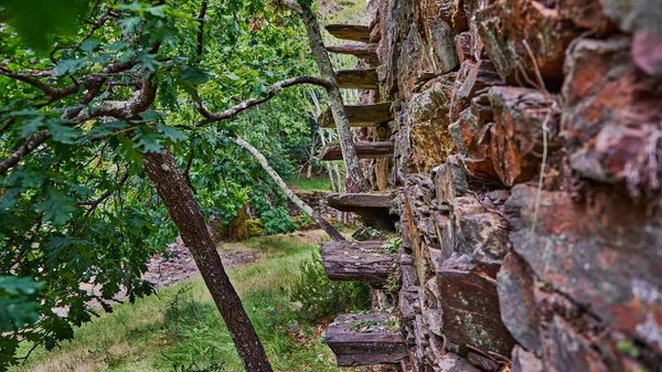 新着投稿 Triproud古い頁岩の階段を登り切ったもの — ストック写真
