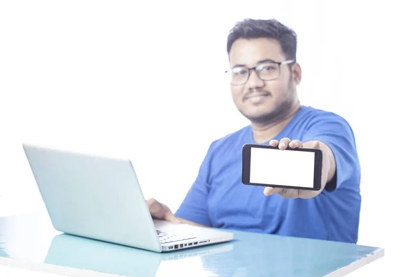 Розмитий Чоловік Показує Порожній Екран Мобільного Телефону Виразом Посмішки — стокове фото