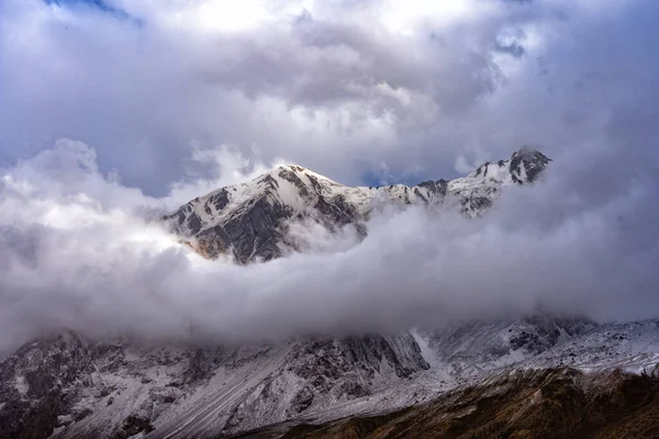 Όμορφη Θέα Της Κορυφής Του Βουνού Που Περιβάλλεται Από Σύννεφα — Φωτογραφία Αρχείου