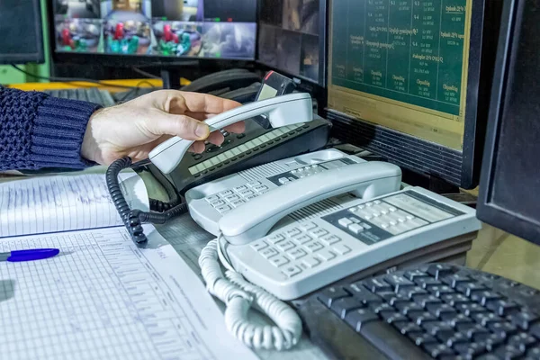 Arka Plandaki Diğer Telefon Bilgisayarların Yanında Elinde Telefon Olan Bir — Stok fotoğraf