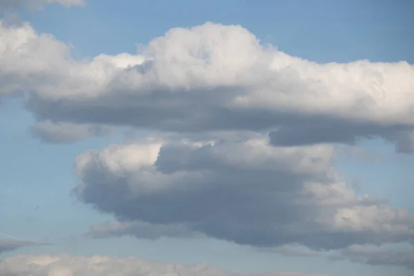 Nuvens Com Céu Azul Fundo — Fotografia de Stock