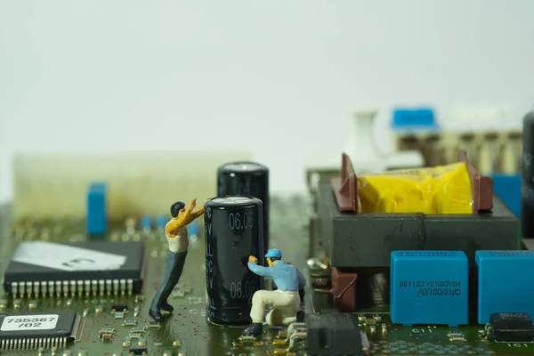 Due Lavoratori Ispezionano Componenti Circuito Elettronico — Foto Stock