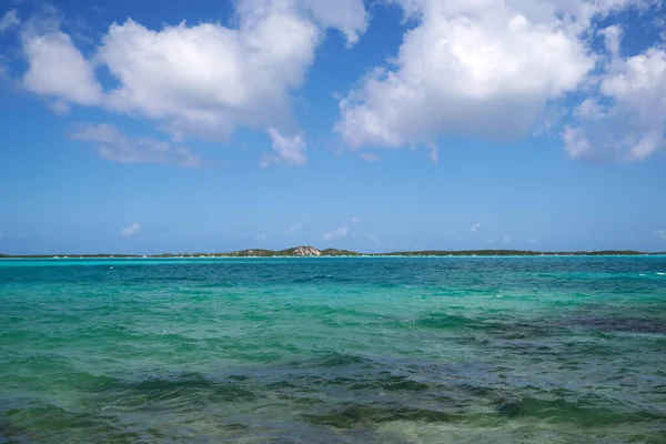 Die Schöne Aufnahme Eines Türkisfarbenen Meerwassers Und Perfekten Blauen Himmels — Stockfoto