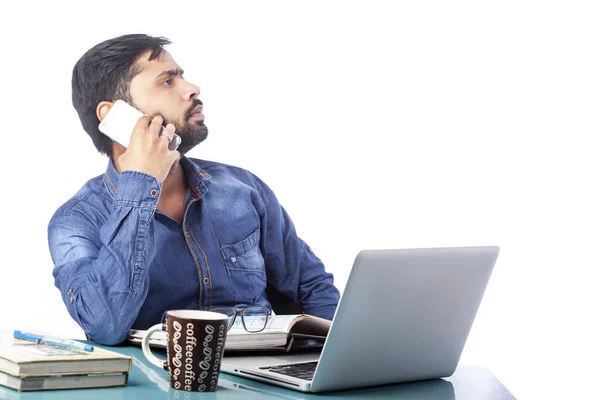 Homem Falando Telefone Celular Distraído Trabalho Laptop — Fotografia de Stock