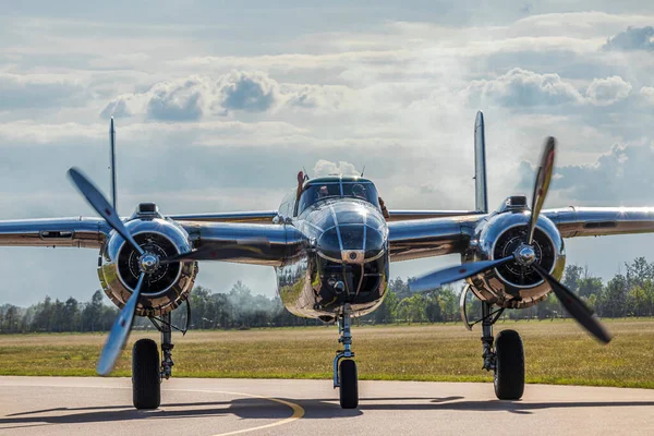 Een B24 Bommenwerper Staat Weg Achtergrond Van Groen Veld Bomen — Stockfoto