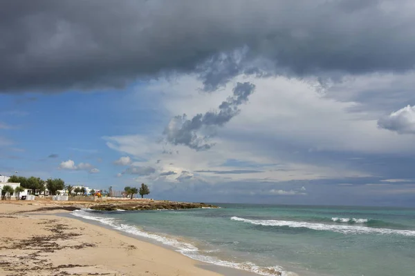 Θυελλώδη Σύννεφα Πάνω Από Μια Αμμώδη Παραλία Του Salento Στην — Φωτογραφία Αρχείου