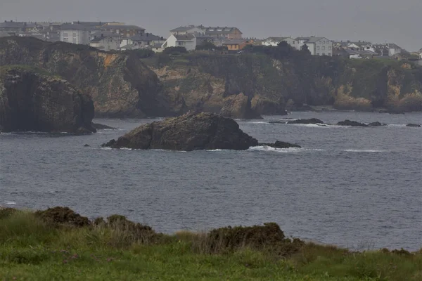 Une Côte Rocheuse Avec Des Falaises Des Vagues Calmes Pendant — Photo