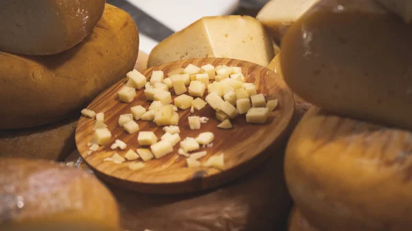 Cortar Los Cubos Queso Una Tabla Madera Surtido Delicioso Queso — Foto de Stock