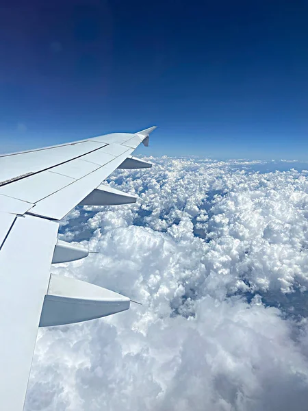 Вертикальная Лестница Белых Пушистых Облаков Голубом Небе Видимая Окна Самолета — стоковое фото