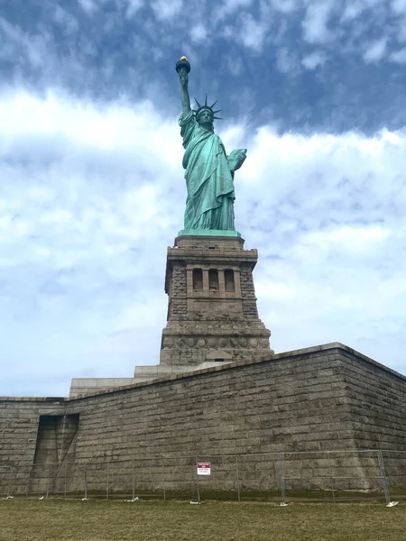 ニューヨークの自由の女神像の垂直ショット — ストック写真