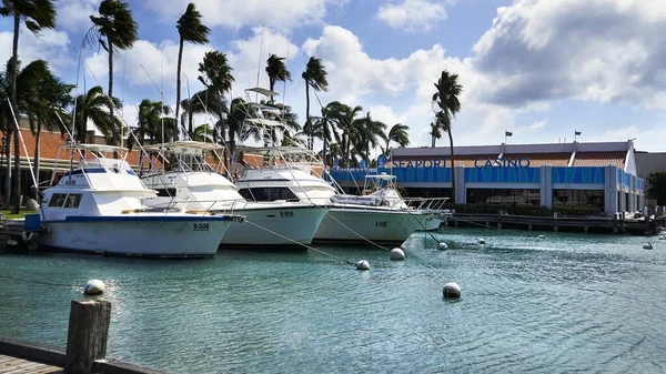 Barcos Fretados Brancos Locais Ancorados Frente Casino Seaport Oranjestad Harbour — Fotografia de Stock