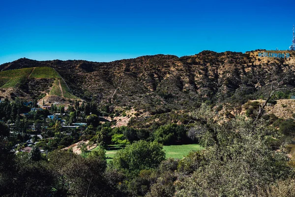 青い空の下でハリウッドサインのあるリー山の絵のような景色 — ストック写真