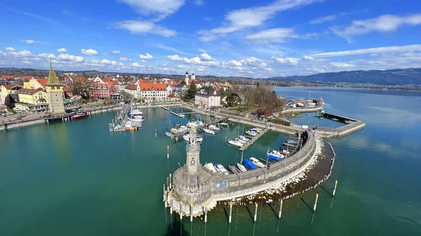 Lindau Limanının Tarihi Bir Köprüsü Arka Planında Lindau Şehir Manzarası — Stok fotoğraf