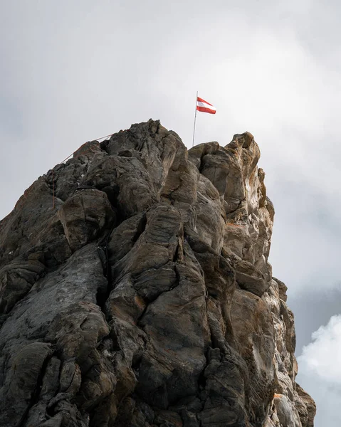 Disparo Ángulo Bajo Una Montaña Rocosa Con Bandera Austriaca Parte —  Fotos de Stock