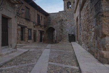 İspanya 'nın orta kesimindeki Guadalajara eyaletindeki Atienza Kalesi.