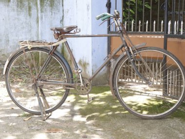 Yan tarafta bir bisiklet görüyorum.