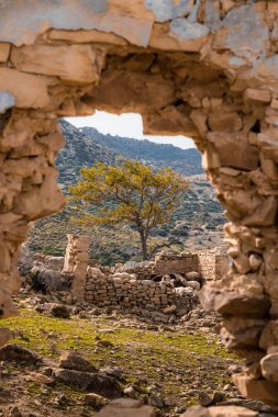 Taştan bir kemerin arkeolojik görüntüsü
