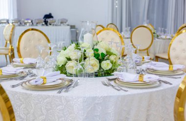 Düğün için çiçeklerle süslenmiş bir masa.