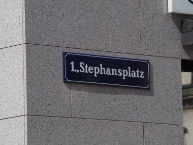 Arkasında dönme dolap olan Prater girişi, Wurstelprater adında ünlü bir lunapark.