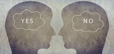 Konuşma baloncuklu baş siluetleri, evet ve hayır, insanlar arasındaki iletişim, iş ve eğitim kavramı, minimalizm, sorular sorma, lo