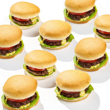 Beyaz izole edilmiş arka planda birkaç hamburger.