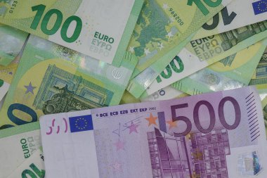 100 Euro 'luk banknotun üstüne 500 Euro' luk yakın plan..