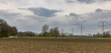 Çiftlik feild agaisnt elektrik hatları bir çekim