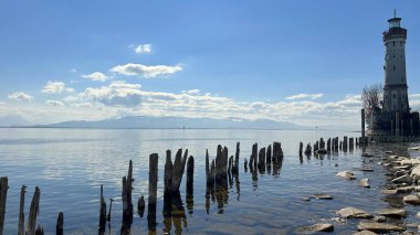 Lindau Limanı 'ndaki Yeni Deniz Feneri Constance Gölü, Bavyera, Almanya güneşli bir günde
