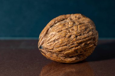 Kahverengi bir cevize yakın çekim