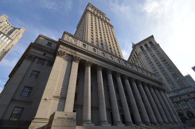 New York 'taki Thurgood Marshall Adliyesi' nin düşük açılı görüntüsü.