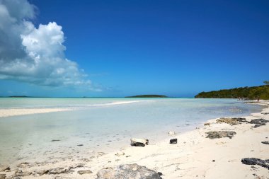 Temiz deniz suyuyla kumsalın güzel görüntüsü.