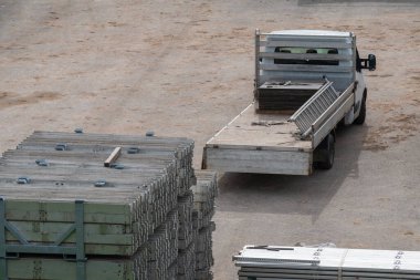 Endüstriyel depoda taşınmaya hazır metal inşaat malzemeleri var.