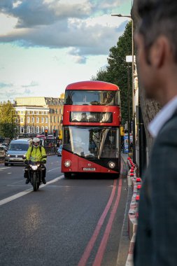 Londra halkı dışarıda yürüyüş yaparken güzel, güneşli havanın tadını çıkarıyor..