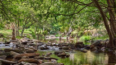 Güneşli bir günde Arouca Geopark 'ta dengeli kayalarla dolu Paiva nehrinin güzel bir görüntüsü.