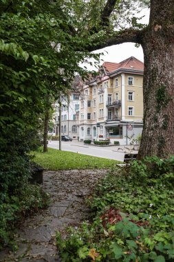 Saint Gallen, İsviçre 'deki tarihi binanın dikey güzel bir görüntüsü.