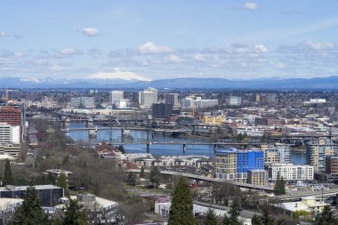 Portland Oregon köprüleri ve deniz üzerindeki şehir binaları manzaralı.