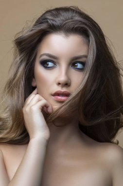 Dumanlı gözlü beyaz bir kadının portresi.