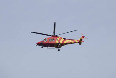 Essex ve Herts hava ambulansı Billericay, İngiltere üzerinde açık bir gökyüzüne doğru uçuyor.