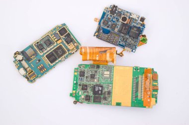 Geri dönüşüm için altın metal içeren cep telefonu elektronik baskılı devre kartlarının yakın çekimi