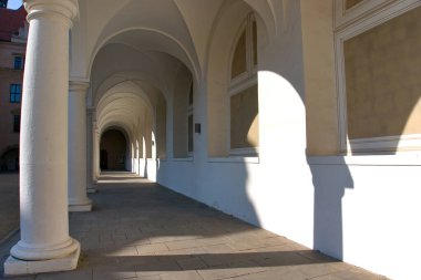 Rönesans atari salonlarında ışık parlar ve gölgeler saçar, yatay çekim