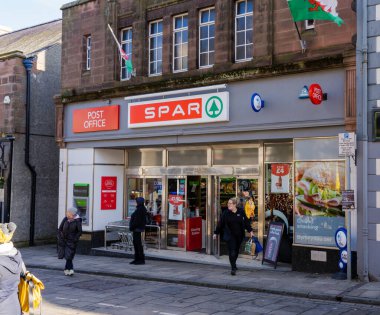 Conwy Wales İngiltere Nisan 2022 Spar mini market şehrin ana caddesinde.