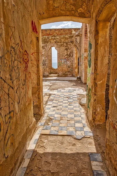 Couloir Étroit Une Maison Délabrée Avec Des Fenêtres Ancienne Des — Photo