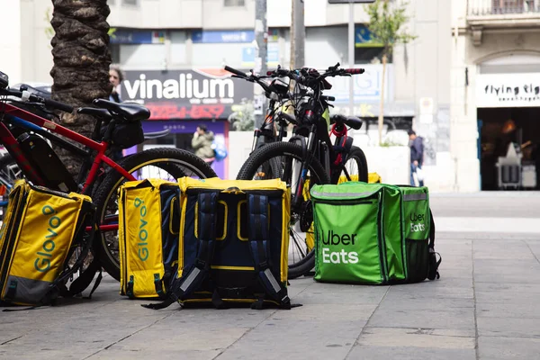Куча Коробок Доставкой Землю Возле Велосипедов Ожидании Доставки Клиентам Барселона — стоковое фото