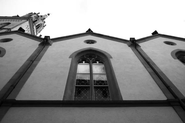 灰蒙蒙的旧建筑立面的低角照片 — 图库照片