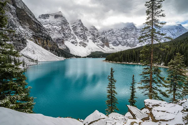 Hermoso Paisaje Invierno Con Lago Las Montañas Naturaleza Canadiense Parque — Foto de Stock
