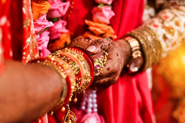 Primer Plano Las Manos Con Tatuajes Henna Durante Una Ceremonia — Foto de Stock